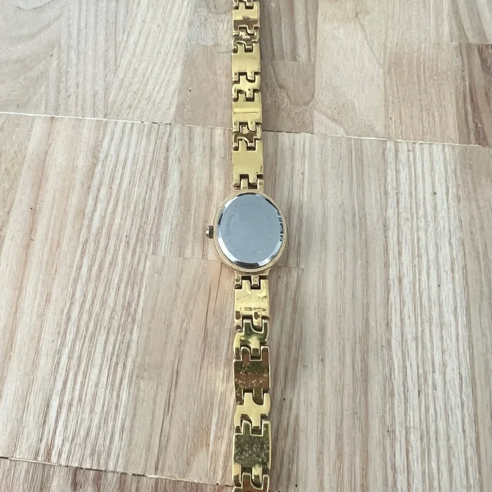 Unbranded ladies oval gold tone crystal hearts dress watch NEW BATTERY